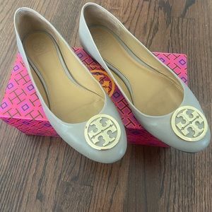 Tory Burch Benton ballet flat in French Gray size 8.